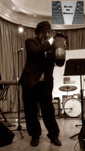 Gurruchaga obsequió a los medios con café de la supuesta  cafetera de John Lennon. 