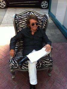 Raphael mostró a sus seguidores en Twitter su "imoprovisado" camerino en Torrelavega.