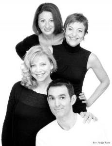 El reparto femenino de "Tres" junto a Juan Carlos Rubio en una foto de Sergio Parra. 