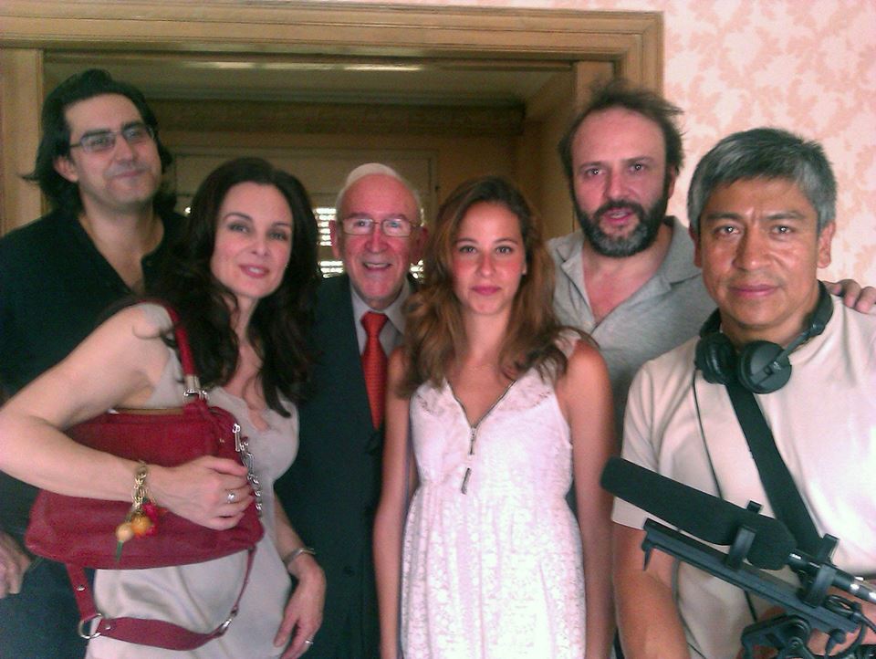 Con parte del equipo en una foto del rodaje. 