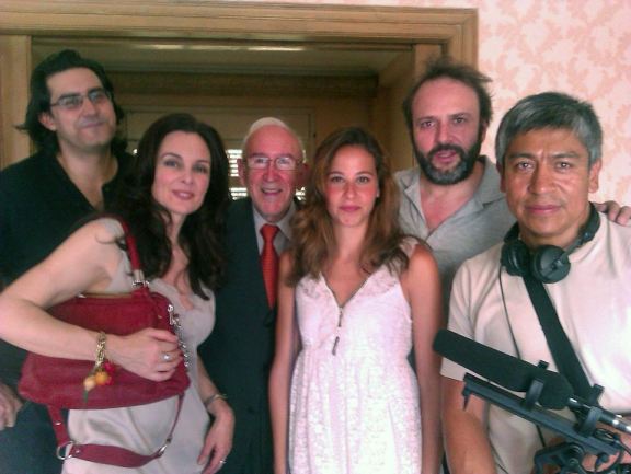 Con parte del equipo en una foto del rodaje. 