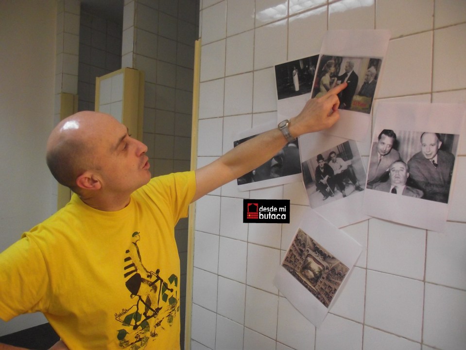 El actor señala una instantánea de la adaptación cinematográfica de "El baile" que protagonizó el recordado Alberto Closas.