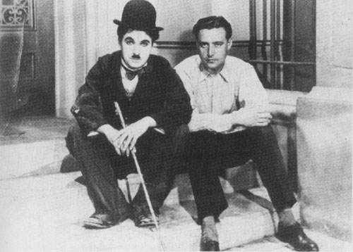 Neville en un rodaje junto a Chaplin.