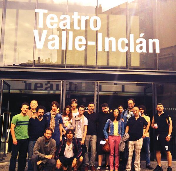 Los actores leyeron un manifiesto a las puertas del teatro.