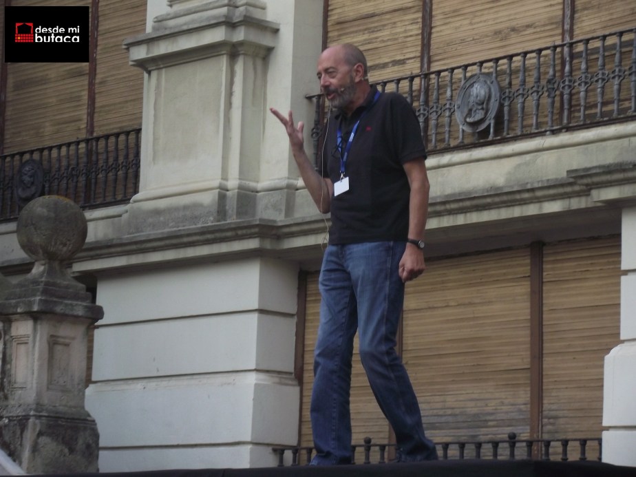 Rellán ensayando uno de los 'bolos' de "Novechento", esta vez al aire libre.