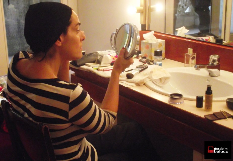 La actriz nos atendió sólo unos minutos antes de subir el telón en el Arriaga.