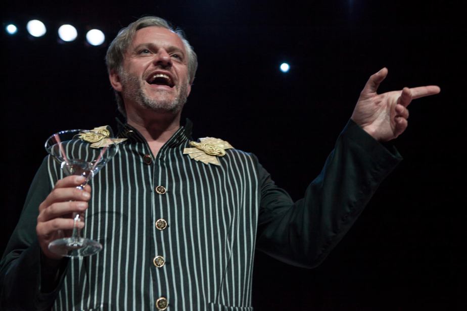 Juan Antonio Molina interpreta al Mayordomo. 