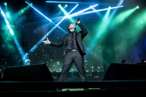 Gerónimo Rauch interpretando “Defying Gravity” en el Luna Park._preview